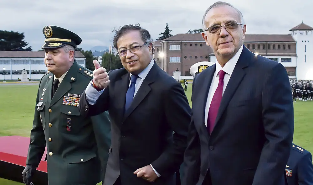 Castrense. El mandatario Gustavo Petro (centro), a su llegada a la Escuela Militar en Bogotá. Foto: AFP