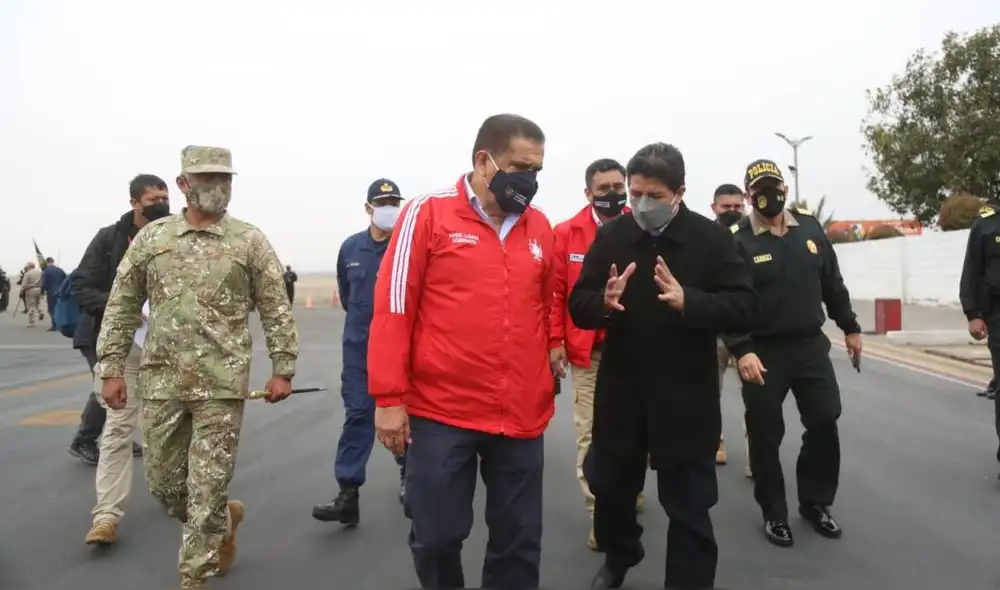 Pedro Castillo a su llegada a La Liberatd fue recibido por el gobernador Manuel Llempén Coronel. Foto: Larry Campos Prensa Gore Pedro Castillo a su llegada a La Liberatd fue recibido por el gobernador Manuel Llempén Coronel. Foto: Larry Campos Prensa Gore