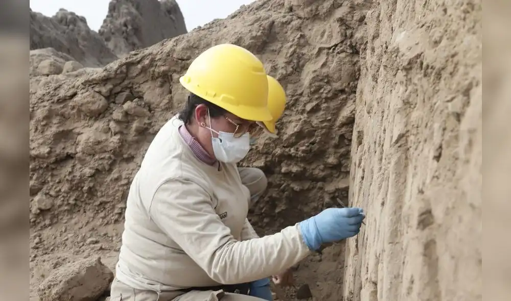 Técnicos de la DDCLL recuperan muros de Huaca Takaynamo. Foto: DDCLL Técnicos de la DDCLL recuperan muros de Huaca Takaynamo. Foto: DDCLL