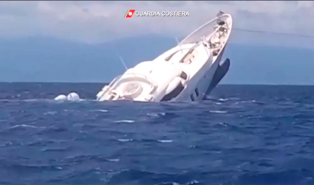 El yate se hundió a 9 millas de la costa de Catanzaro Marina, en Italia. Foto: AFP