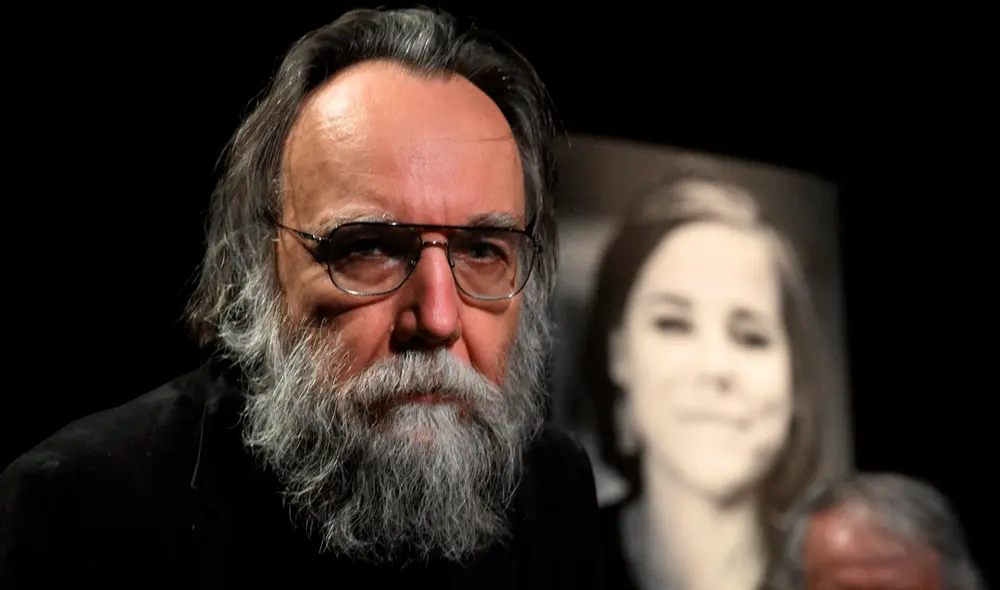 “Ella murió por el pueblo, por Rusia, en el frente. El frente es aquí”, expresó Alexander Duguin al inicio de la ceremonia. Foto: AFP “Ella murió por el pueblo, por Rusia, en el frente. El frente es aquí”, expresó Alexander Duguin al inicio de la ceremonia. Foto: AFP