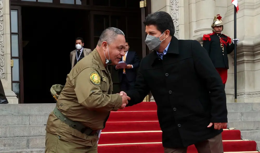 "Admiro su valentía, su convicción patriótica, democrática", manifestó Pedro Castillo a los licenciados de las Fuerzas Armadas. Foto: Presidencia