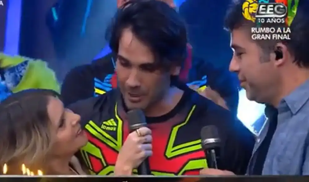 Israel Dreyfus celebró su cumpleaños al lado de sus compañeros de "Esto es guerra". Foto: captura América TV Israel Dreyfus celebró su cumpleaños al lado de sus compañeros de "Esto es guerra". Foto: captura América TV