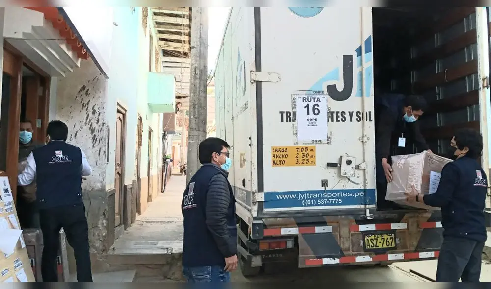 Personal de la ODPE Cutervo recibe material de capacitación. Foto: ODPE Cutervo.