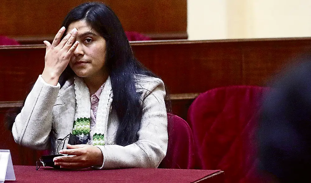 Posiciones. Yenifer Paredes afirmó que deseaba seguir estudiando. El fiscal enumeró sus posibles delitos y dijo que podría pasar más de veinte años recluida. Foto: Congreso