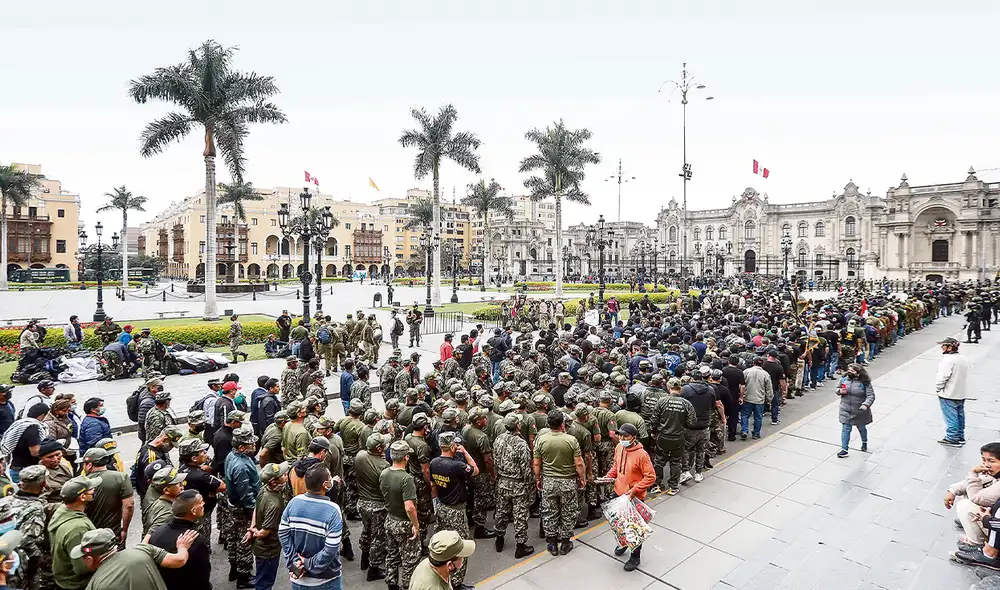 Expectativa. Desde la plaza San Martín, licenciados de las FF .AA. llegaron a Palacio para escuchar el compromiso de Castillo. Foto: difusión