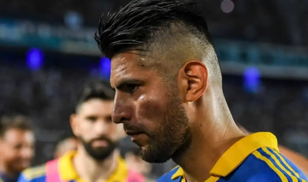 Carlos Zambrano recibió un duro golpe por parte de Benedetto. Foto: EFE