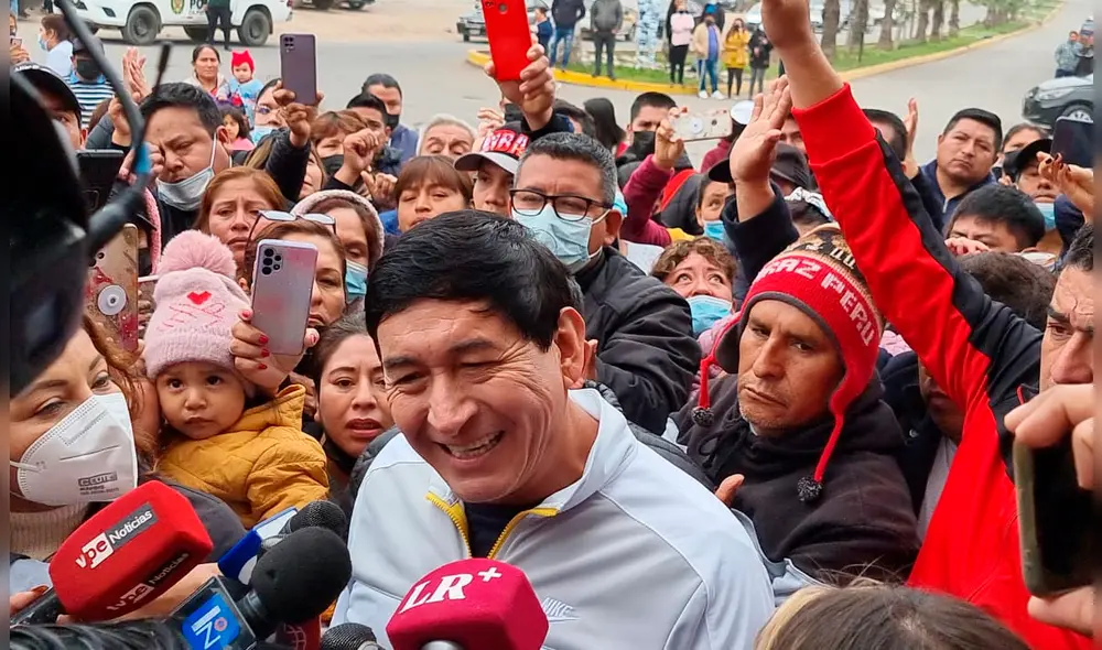 Los dos hermanos del alcalde investigado ingresaron al inmueble donde se encontraba el burgomaestre. Foto María Pía Ponce/ Urpi-LR