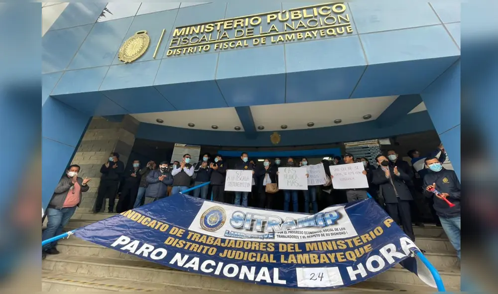 Trabajadores del Ministerio Público realizan paro de 24 horas en los exteriores de esta entidad. Foto: Rosa Quincho/ URPI-LR Norte