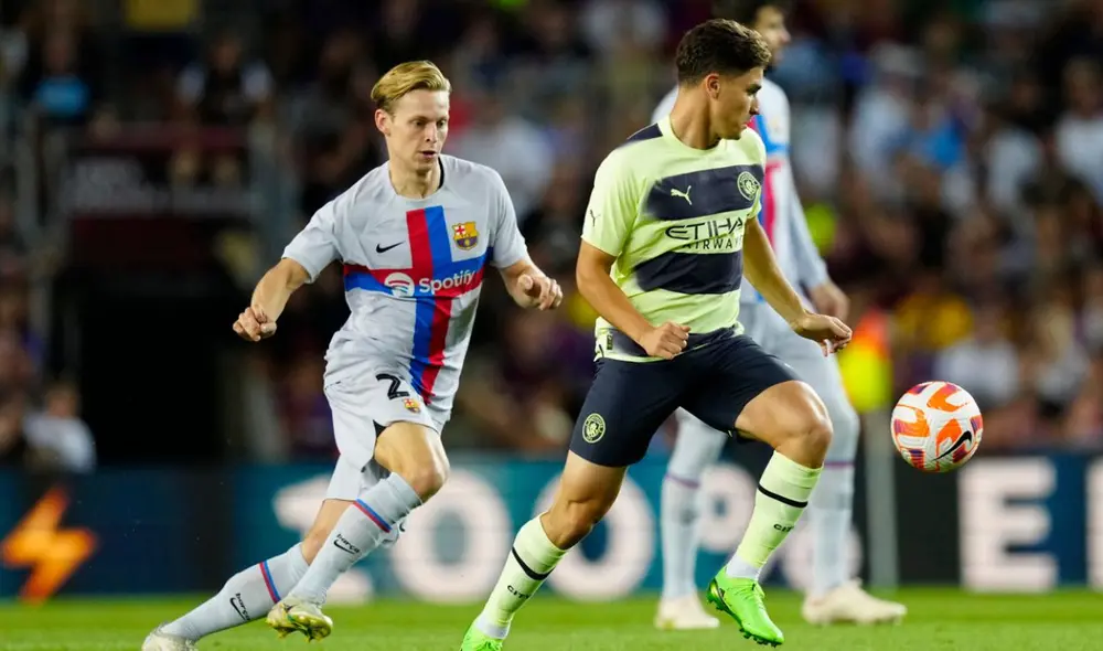 De Jong y Álvarez en el Spotify Camp Nou. Foto: EFE De Jong y Álvarez en el Spotify Camp Nou. Foto: EFE