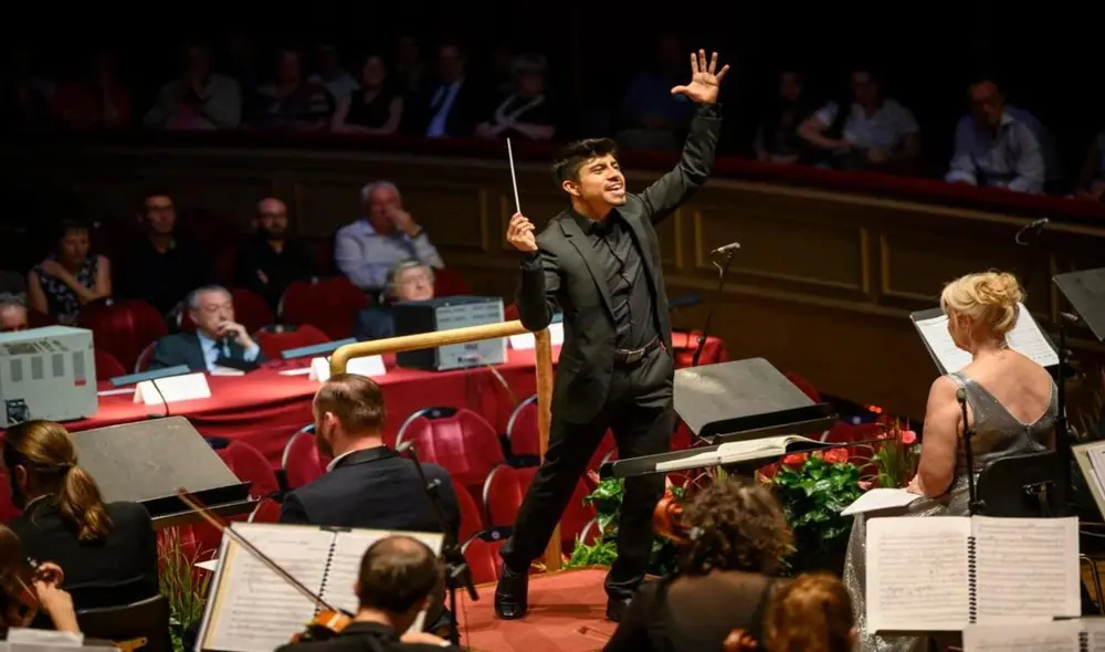 Dayner Tafur Díaz es natal del distrito de Chimbote y a los 19 años viajó a Alemania para estudiar dirección de orquesta. Foto: Congreso de la República