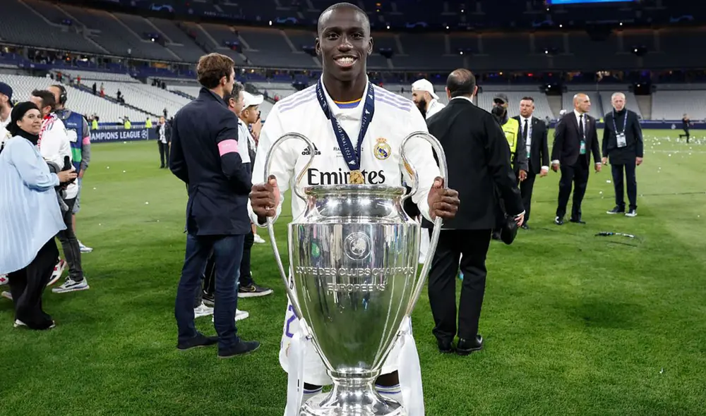 Mendy posando con la Champions League que ganó el Real Madrid la temporada pasada. Foto: Real Madrid