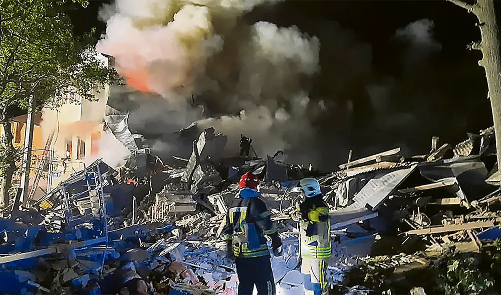 Siguen bombardeos. Rescatistas apagan un incendio después de que un cohete impactara en la zona de Saltivka, en Kharkiv. Foto: EFE Siguen bombardeos. Rescatistas apagan un incendio después de que un cohete impactara en la zona de Saltivka, en Kharkiv. Foto: EFE