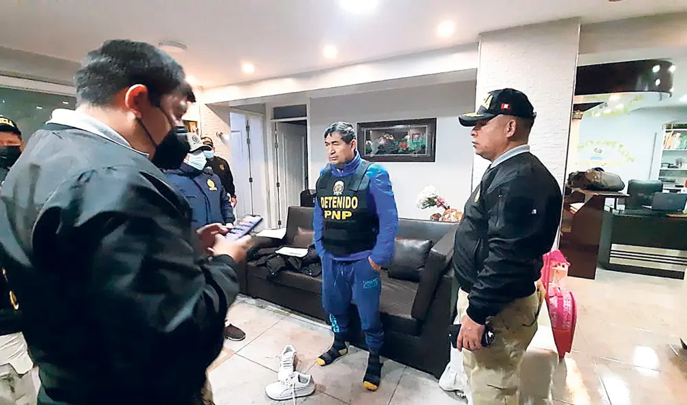 Alcalde. Marcos Espinoza Ortiz, burgomaestre de Carabayllo desde enero del 2019, fue sorprendido en su casa mientras dormía. En su domicilio, los policías hallaron 16 mil soles en efectivo. Foto: difusión