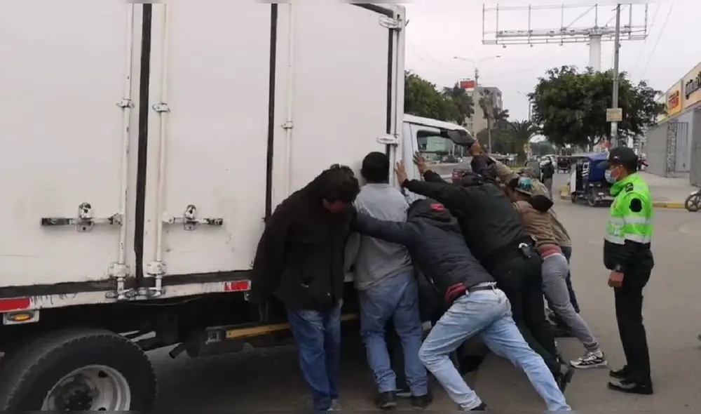 Un camión de carga se hundió en un forado de la pista de la avenida Salaverry. Foto: Tvi Noticias