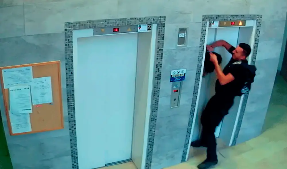 El rescate del perro quedó captado por las cámaras de seguridad del edificio. Foto: @JonathanBerim / Twitter El rescate del perro quedó captado por las cámaras de seguridad del edificio. Foto: @JonathanBerim / Twitter