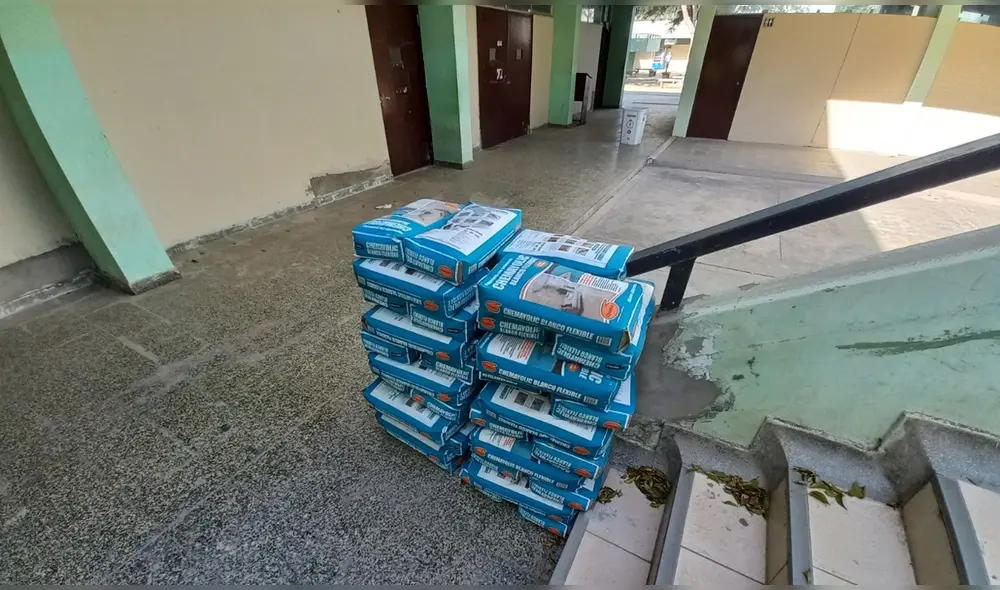 Equipo de control identificó que pegamento de porcelanato tiene fecha de vencimiento. Foto: Contraloría