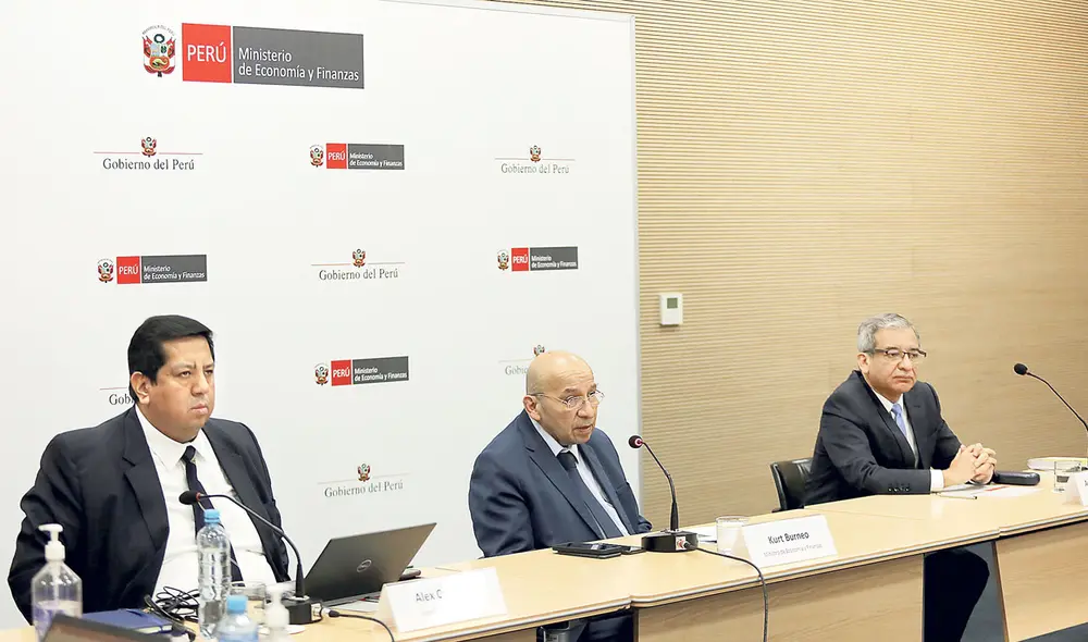 Proyecciones. El ministro Kurt Burneo, junto a sus viceministros de Economía y de Hacienda, presentó ayer el Marco Macroeconómico Multianual 2023-2026.