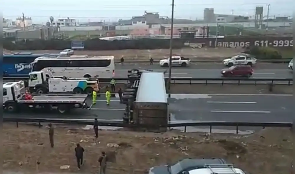 Según los testigos, el vehículo de carga pesada se despisto luego de que un auto le cerrara el paso. Foto: captura de video enviado al Whatsapp de La República