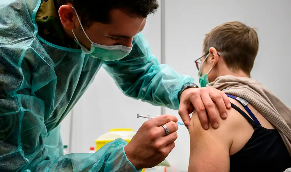 Moderna no ofreció detalles sobre las compensaciones económicas que exige a ambas compañías. Foto: AFP Moderna no ofreció detalles sobre las compensaciones económicas que exige a ambas compañías. Foto: AFP