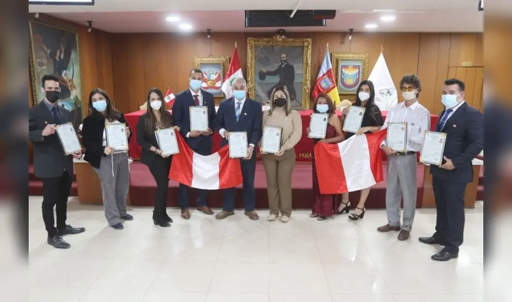 Los nuevos peruanos participaron de una ceremonia organizada por la Municipalidad Provincial de Piura. Foto: Andina