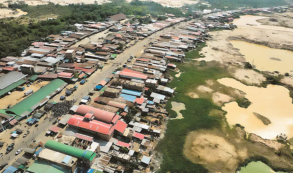 La zona de comercialización de oro está a un paso de la zona de extracción ilegal. El daño que sigue causando la minería es enorme. El Estado parece estar perdiendo esta batalla. Foto: Paolo Peña/La República