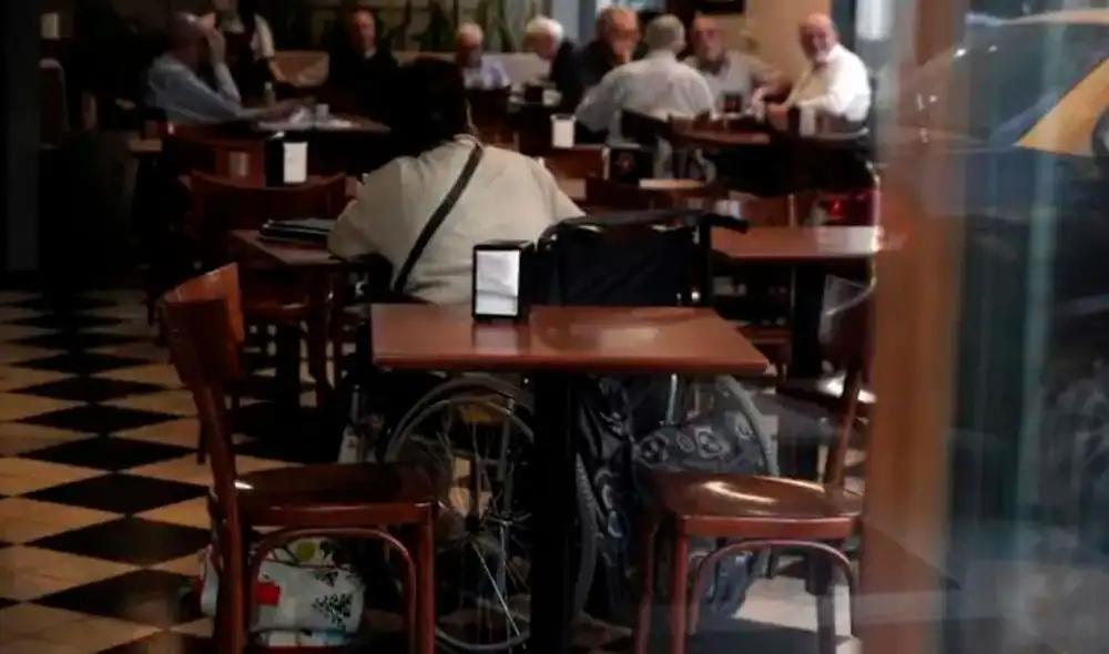 La mujer estuvo varias horas abandonada en un bar de Rosario, en Argentina. Foto: La Nación La mujer estuvo varias horas abandonada en un bar de Rosario, en Argentina. Foto: La Nación