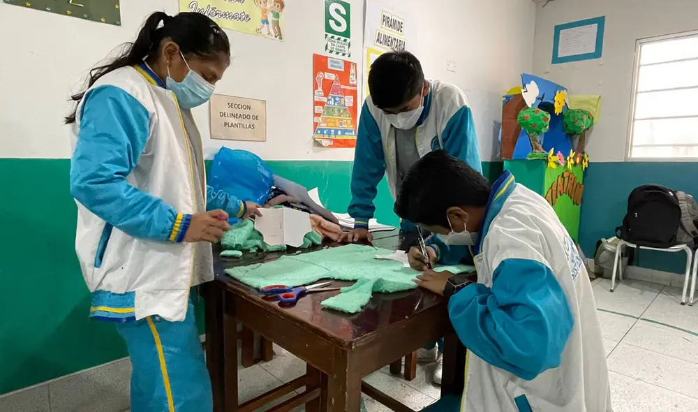 Se trabaja con moldes que descargan en internet, telas de polar e hilos. Foto: Rosa Quincho/URPI-LR Se trabaja con moldes que descargan en internet, telas de polar e hilos. Foto: Rosa Quincho/URPI-LR