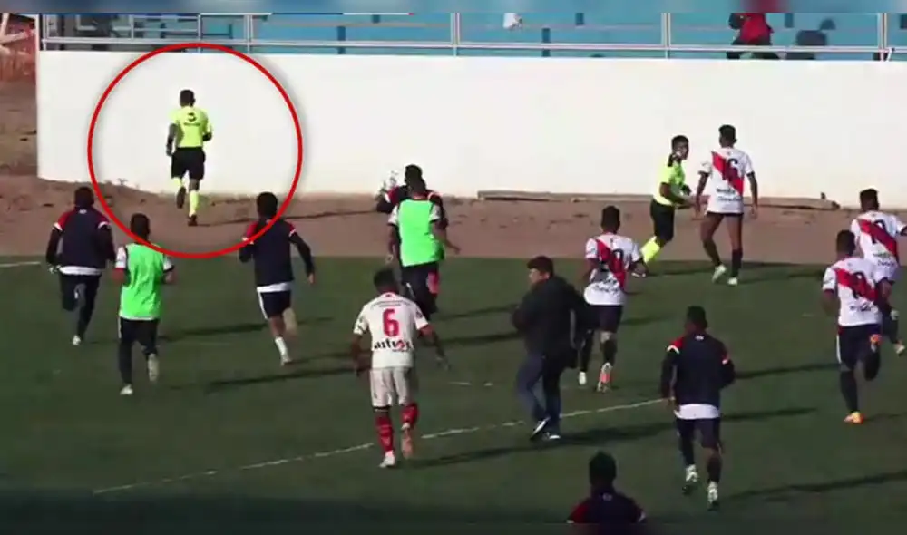 Árbitro escapa de jugadores e hinchas. Foto: Captura de Facebook/UNA Puno Árbitro escapa de jugadores e hinchas. Foto: Captura de Facebook/UNA Puno