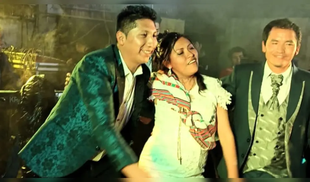 Ever Soncco, vocalista de Russkaya en el escenario junto a Mayumi y Roosevelt. Foto: Russkaya