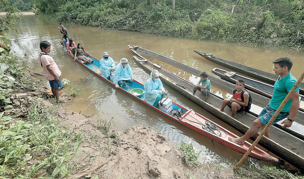 Por ríos. Las brigadas deben internarse por varias semanas en la selva para llegar hasta las poblaciones nativas que a veces no las reciben. Por ríos. Las brigadas deben internarse por varias semanas en la selva para llegar hasta las poblaciones nativas que a veces no las reciben.