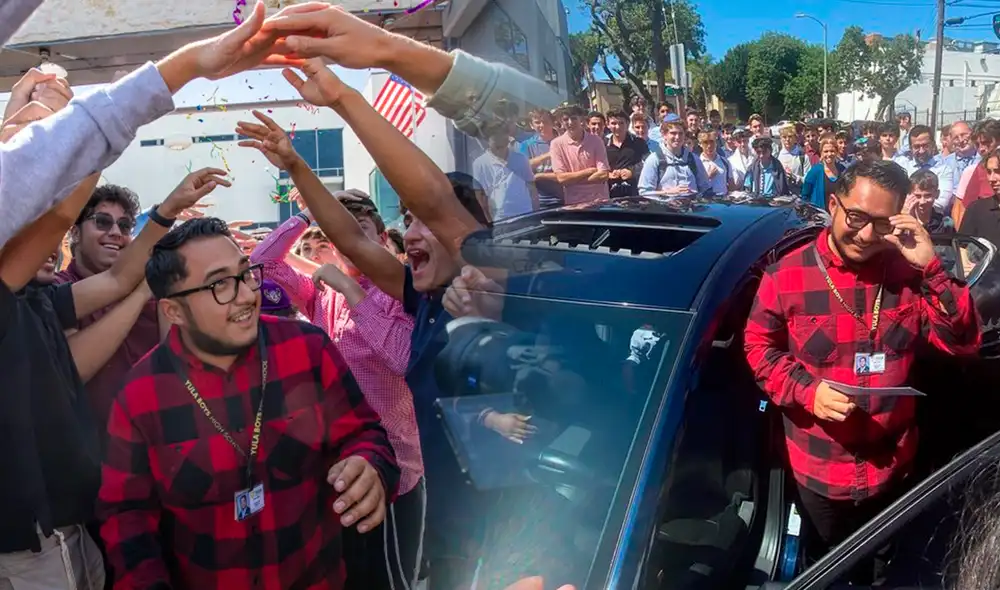 El profesor Castro se despertaba a las 4.30 a. m. y regresaba a casa a las 9.30 p. m., cuando sus hijos ya están dormidos. Foto: Los Ángeles Times/ Yulaboys