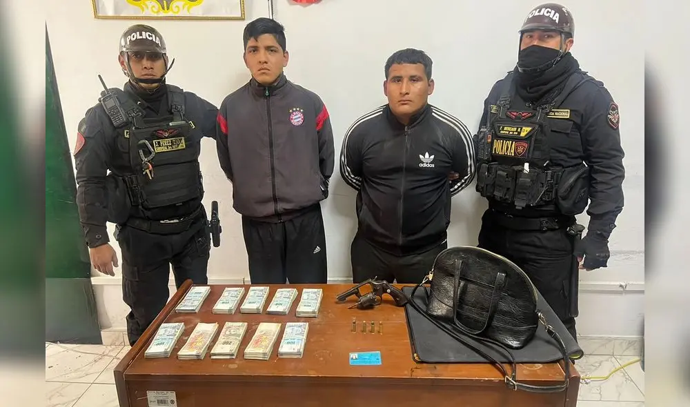 Se les encontró el dinero robado a empresaria y un arma de fuego. Foto: PNP