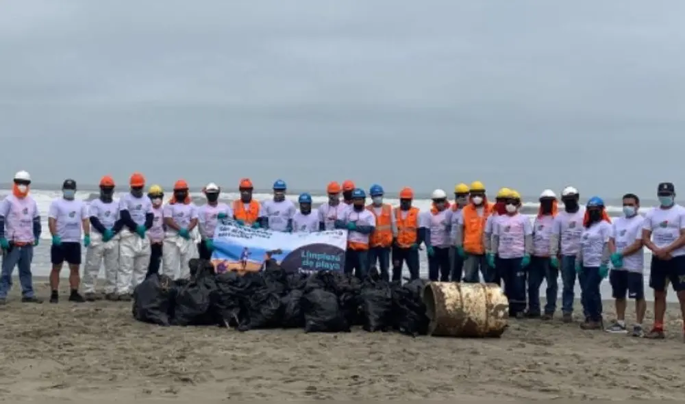 Personal de la PNP y de la Capitanía de Pimentel recolectaron residuos sólidos de una playa en Puerto Eten. Foto: Dirección General de Capitanías y Guardacostas del Perú