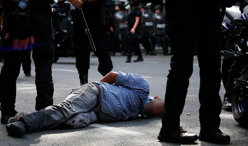 El agresor los despertó a gritos y amenazó a la pareja con un cuchillo en la habitación donde también estaba su nieto de 1 año. Foto: referencial/AFP