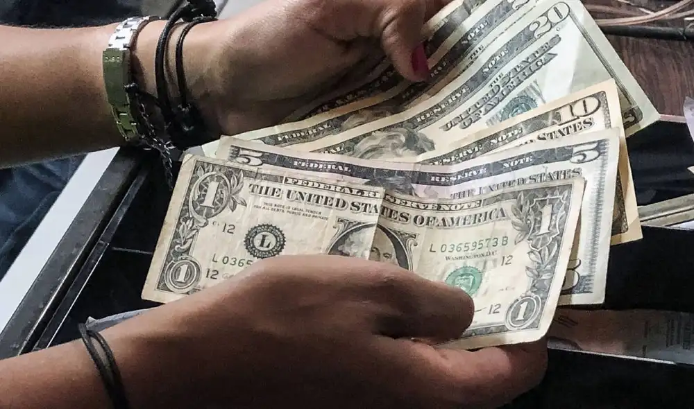 Precio del dólar hoy, lunes 29 de agosto de 2022, en los bancos y el mercado paralelo. Foto: AFP Precio del dólar hoy, lunes 29 de agosto de 2022, en los bancos y el mercado paralelo. Foto: AFP