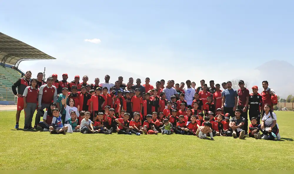 Luego de los trabajos, todos se juntaron para sellar la visita en una foto general. Foto: FBC Melgar