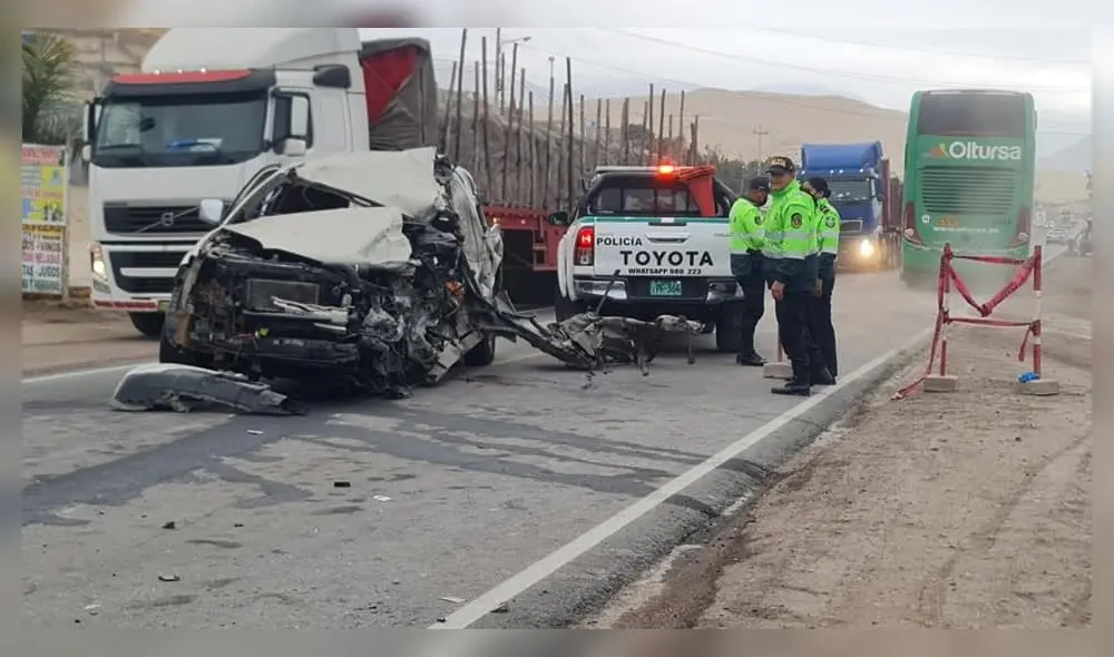 Por el fuerte impacto, la camioneta quedó inservible. Foto: PNP Por el fuerte impacto, la camioneta quedó inservible. Foto: PNP