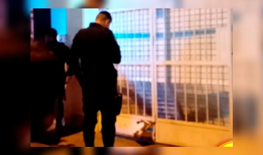 Fuerte estallido causó daños materiales en el portón del negocio. Foto: captura de Sol TV Fuerte estallido causó daños materiales en el portón del negocio. Foto: captura de Sol TV