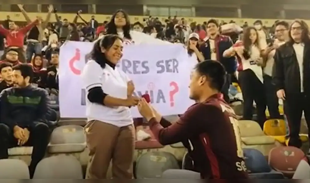 Una joven estuvo sosteniendo un cartel que tenía plasmado la romántica propuesta. Foto: composición LR/@briggittecm/TikTok Una joven estuvo sosteniendo un cartel que tenía plasmado la romántica propuesta. Foto: composición LR/@briggittecm/TikTok