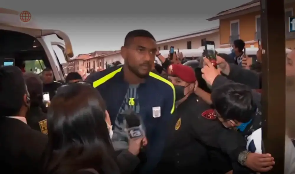 El defensor evitó declarar con la prensa a su llegada al hotel, en Cajamarca. Foto: captura/Fútbol en América
