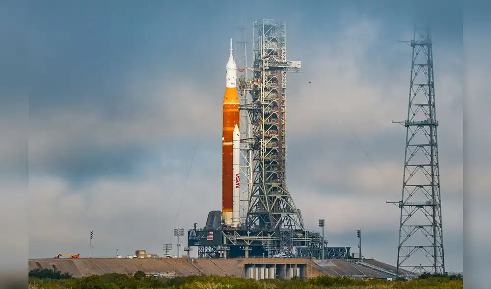 El cohete Space Launch System (SLS) no despegó este lunes 29 de agosto por problemas en uno de sus cuatro motores, informa la NASA. Foto: Trevor Mahlmann