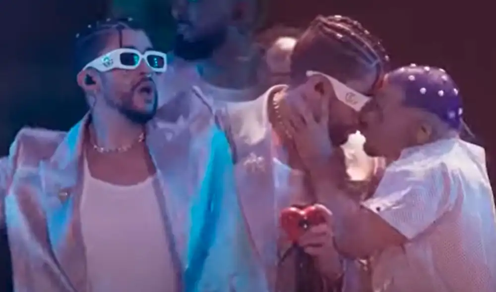 Bad Bunny interpreta canción de "Un verano sin ti" y sorprende con beso a su bailarín. Foto: captura/MTV