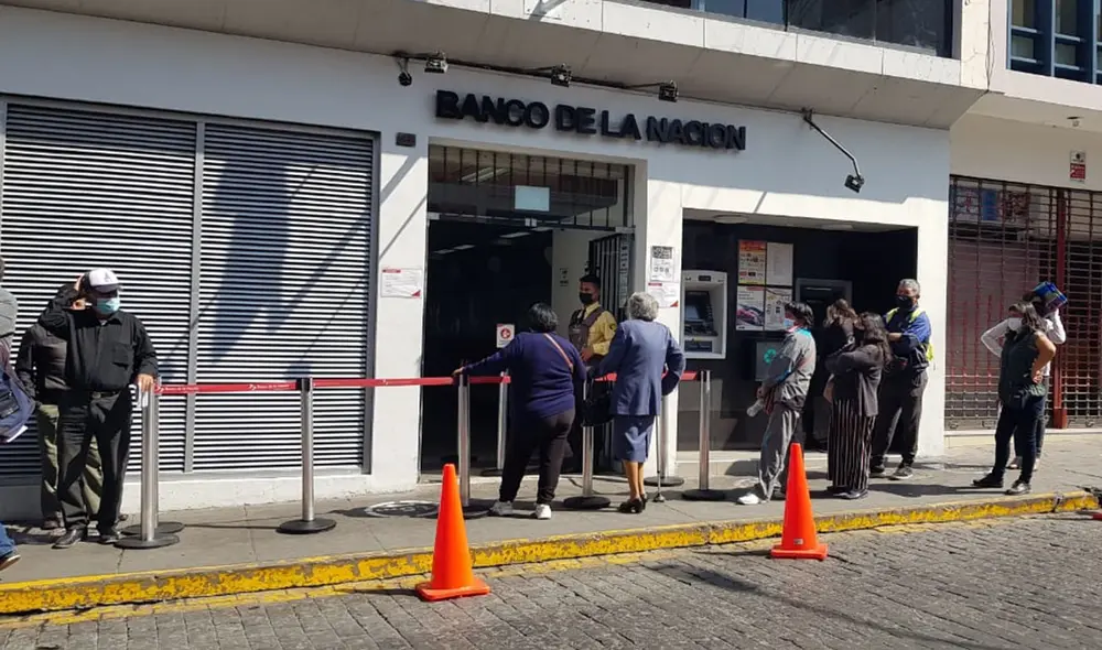 Banco de la Nación atiende con normalidad y en el horario habitual. Foto: Alexis Choque/URPI Banco de la Nación atiende con normalidad y en el horario habitual. Foto: Alexis Choque/URPI