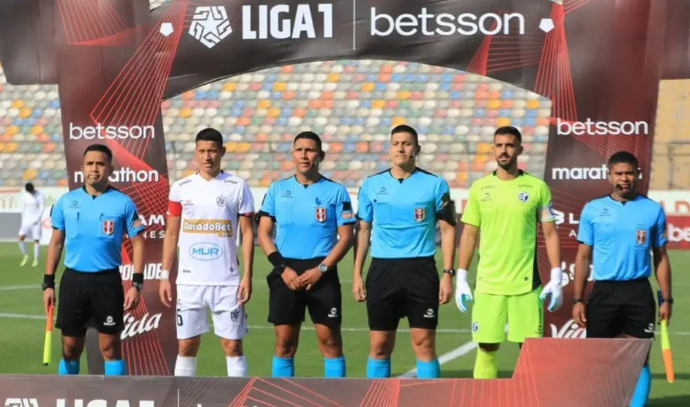 El árbitro en Perú no tiene una remuneración mensual fija, pero puede ganar 1.000 soles por partido dirigido. Foto: Liga 1 El árbitro en Perú no tiene una remuneración mensual fija, pero puede ganar 1.000 soles por partido dirigido. Foto: Liga 1
