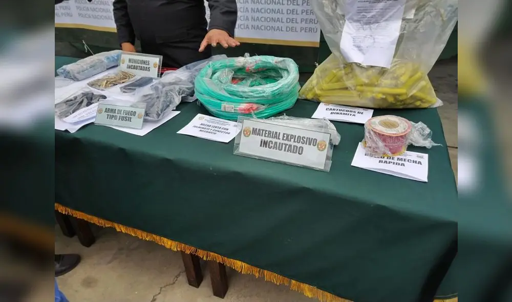 Explosivos y armas incautadas a bandas criminales en Pataz. Foto: Y. Goicochea/La República