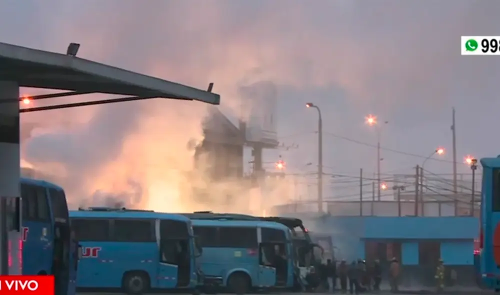 Esta madrugada ocurrió un incendio en la cochera de una empresa. Captura: América Tv