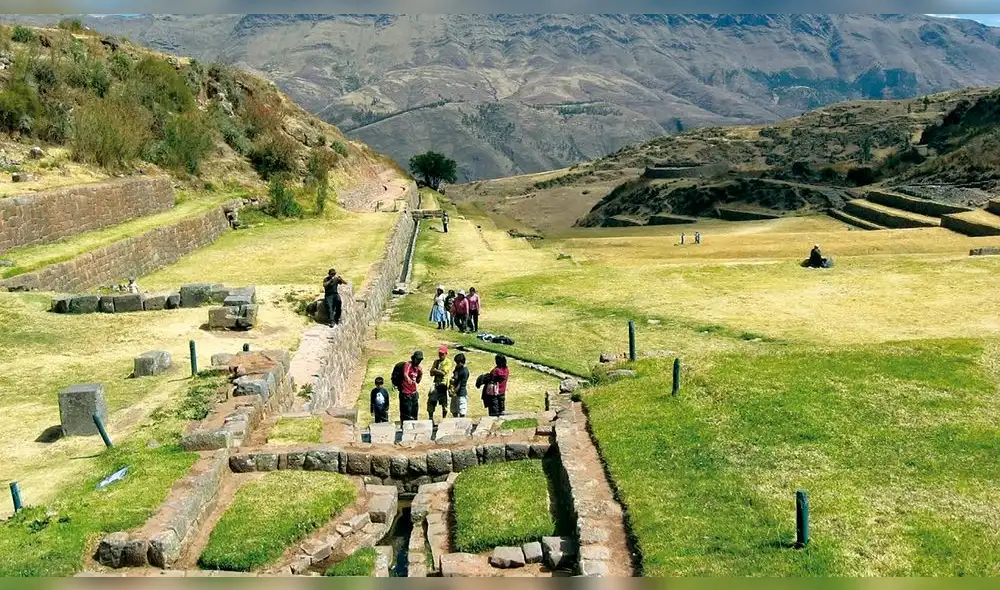 Sin cuidados. Debido a la falta de vigilantes, turistas hacen lo que les parece en lugares turísticos de Cusco. Foto: Cortesía Sin cuidados. Debido a la falta de vigilantes, turistas hacen lo que les parece en lugares turísticos de Cusco. Foto: Cortesía