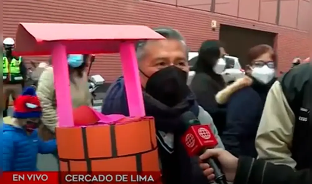 Pareja de profesores acudió junto a su hijo a entregar las cartas de estudiantes. Foto: captura de América TV Pareja de profesores acudió junto a su hijo a entregar las cartas de estudiantes. Foto: captura de América TV