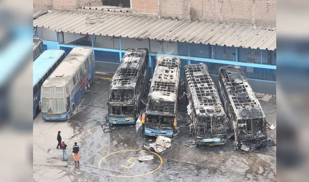 Incendio en empresa Flores: 4 buses de transporte interprovincial fueron quemados. Foto: María Pía Ponce /  URPI-LR